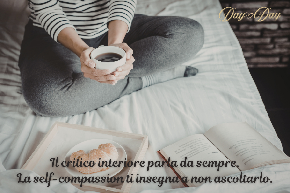 Persona seduta sul letto con una tazza tra le mani, in un momento di pausa e riflessione sul dialogo interiore e sulla gentilezza verso se stessi. Togliere il microfono al nostro critico interiore: come allenare la self-compassion ogni giorno - Day by Day